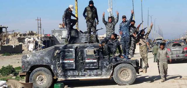 قوات عراقية تحتفل بانتصارها على «داعش» شرق الرمادي. أ.ب