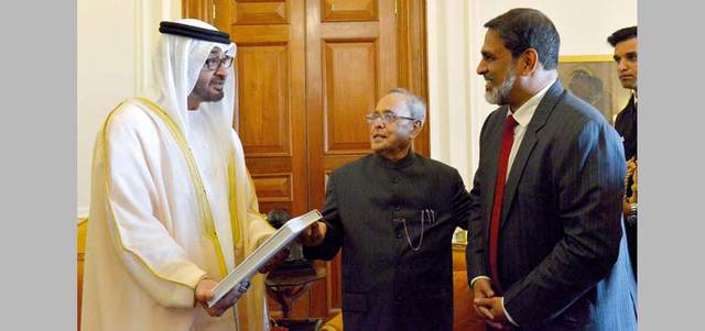 الرئيس الهندي يهدي محمد بن زايد نسخة من كتاب «الهند ودولة الإمارات العربية المتحدة - احتفال لصداقة أسطورية». وام