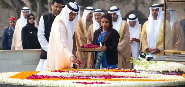 محمد بن زايد ينثر الزهور على ضريح المهاتما غاندي بحضور حمدان بن محمد. وام