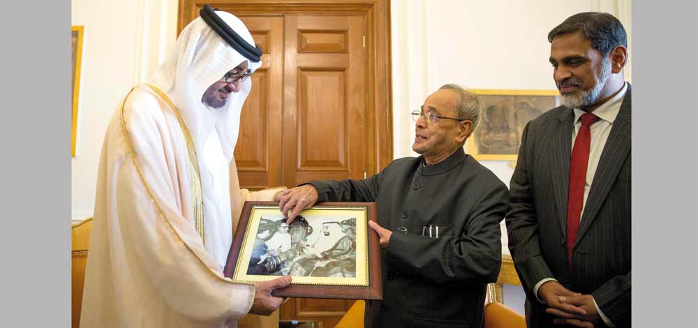 ..وسموّه يتلقى صورة من الرئيس الهندي. وام