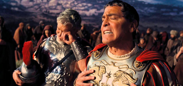 جورج كلوني في دور القيصر من فيلم الافتتاح «يعيش القيصر» للأخوين كوين. من المصدر