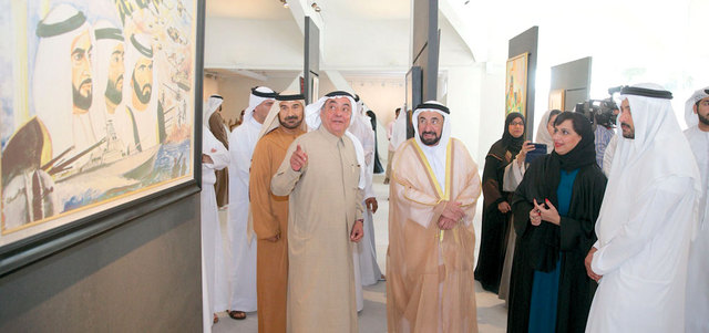حاكم الشارقة مستمعاً إلى شرح من الشيخة حور بنت سلطان القاسمي والفنانين الإماراتيين المشاركين في المعرض. وام