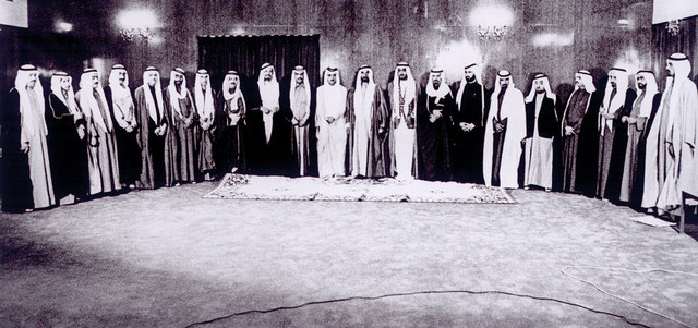 الشيخ زايد بن سلطان آل نهيان مع أعضاء الوزارة بعد أداء اليمين الدستوري التشكيل الثاني - 23-12-1973 أرشيفية