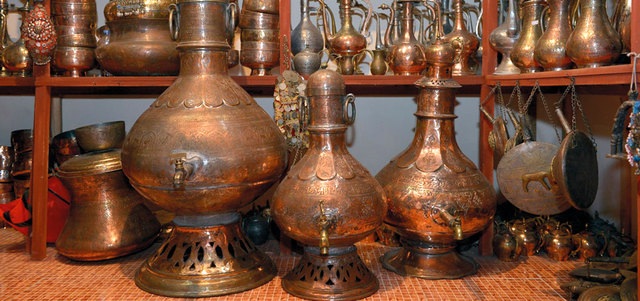 منتجات النحاس تنتمي ثقافياً إلى مناطق متعدّدة في أفغانستان. من المصدر