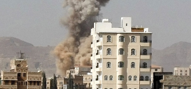 الدخان يتصاعد فوق قاعدة حوثية في صنعاء بعد أن قصفتها مقاتلات التحالف. أ.ب