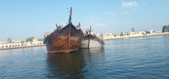 شرطة دبي استعانت بسفينة لنقل محتويات السفينة الغارقة.. وفي الإطار صورة مركبة الدفع الرباعي. من المصدر