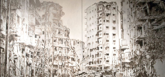 يعتمد عزام على منهجية مختلفة في هذا المعرض، فقد ترك الأعمال الرقمية والتركيبية، متوجهاً إلى اللوحة التي يساندها العمل التركيبي للدمار.تصوير : أحمد عرديتي