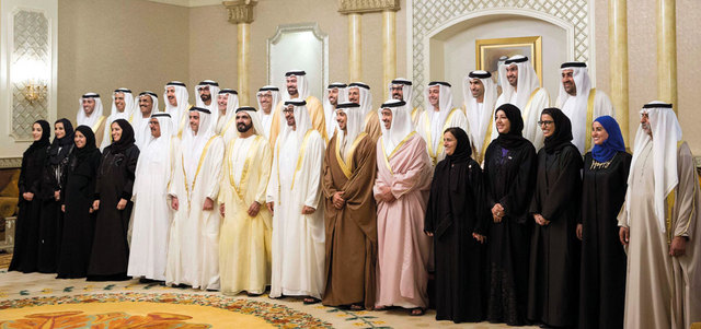 محمد بن راشد ومحمد بن زايد يتوسطان أعضاء &laquo;حكومة المستقبل&raquo;. وام