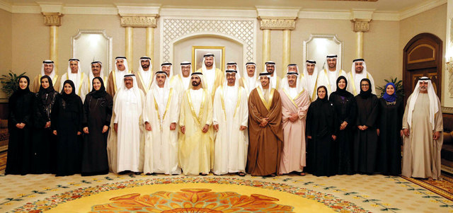 محمد بن راشد ومحمد بن زايد مع أعضاء التشكيل الوزاري الجديد بعد أداء القسم أمس. وام