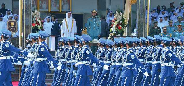 طابور الخريجين يمر من أمام المنصة الرئيسة. من المصدر