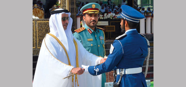 سيف بن زايد يسلم سيف الشرف للطالب المرشح أحمد ناصر النعيمي. من المصدر
