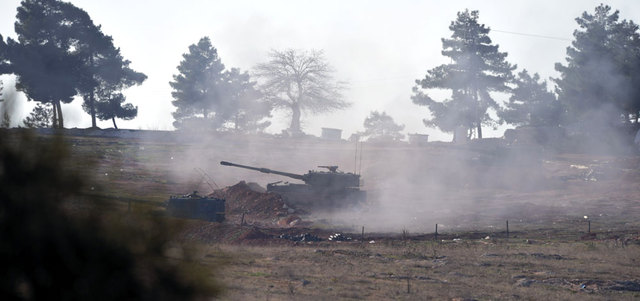 مدفعية تركية تقصف من المنطقة الحدودية بالقرب من كيليس مواقع لـ«قوات سورية الديمقراطية» داخل الأراضي السورية. أ.ب