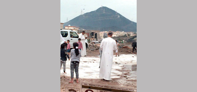 تجمع لحبات البرد المتساقطة. الإمارات اليوم