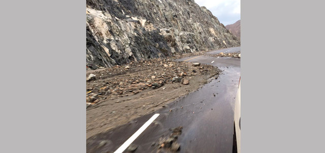 طرقات أغلقتها جزئياً صخور جبلية متساقطة. الإمارات اليوم