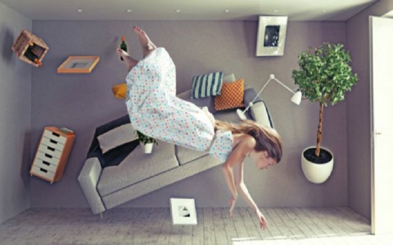 سيكون من هم داخل المباني في مأمن بشكل أكبر لأن غالبية الأبنية راسخة في الأرض بقوة إلى حد يجعلها تبقى في أماكنها حتى مع غياب قوة الجاذبية، وذلك لفترة ما على الأقل.