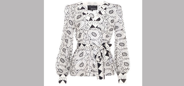 &laquo;سيمون كورسيلليني&raquo;: بلوزة بقصّة ملتفة من القماش المطرّز المخرّم     بـ775 درهماً في &laquo;بلومينغديلز&raquo;.