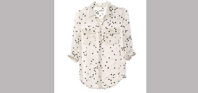 «إكويبمينت»: قميص أبيض خفيف بطبعة نجوم منتشرة بـ1050 درهماً في «بلومينغديلز».