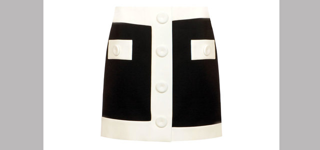 «موسكينو»: تنورة قصيرة مستوحاة من تصاميم الستينات بـ1750 درهماً.