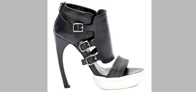 &laquo;أليكساندر ماكوين&raquo;: صندل بكعب عال مبتكر الفكرة وأقفال متعدّدة بـ3135 درهماً.