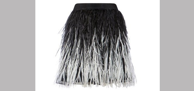 &laquo;أليس وأليفيا&raquo;: تنورة قصيرة من الريش الناعم الخفيف بـ4200 درهم في &laquo;بلومينغديلز&raquo;.