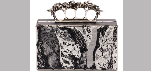 &laquo;أليكساندر ماكوين&raquo;: حقيبة يد مسائية صغيرة مزيّنة بقطع الدانتيل الأبيض والأسود بـ12990 درهماً.