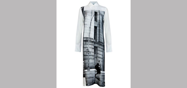 «دي كي إن واي»: فستان طويل بقصّة قميص بطبّعة مبتكرة بـ2450 درهماً في «بلومنيغديلز».