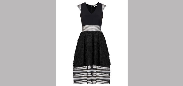 «جوناثان سيمكاي»: فستان مسائي بتصميم متعدّد الخامات بـ2480 درهماً في «بلومينغديلز».