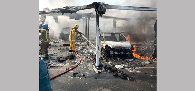 الحريق أدى إلى إتلاف جميع مظلات المواقف.  الإمارات اليوم