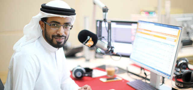 الكتبي أكد أن الإذاعة مازالت تحافظ على جمهورها خصوصاً في مجال البرامج الاجتماعية. تصوير: أحمد عرديتي