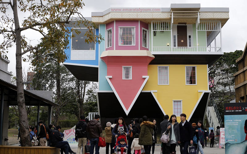 شهد معرض البيت العائلي المقلوب في العاصمة التايوانية تايبيه إقبالاً كبيراً من الزوار الذين استمتعوا برؤية غرف بيت عائلي عادي لكن بالمقلوب وكأنهم يسيرون على سقف البيت. الصور من إي بي أيه