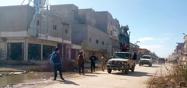 مقاتلون من القوات الموالية للحكومة المعترف بها في أحد شوارع بنغازي.  رويترز