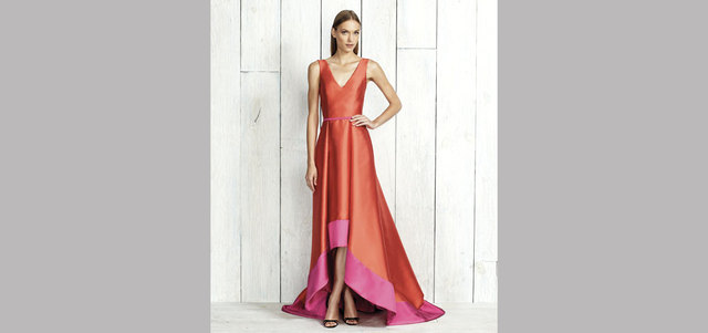 «باميلا رولاند»: فستان مسائي من قماش التافتا بقصّة متموّجة بـ2500 درهم في «بلومينغديلز».