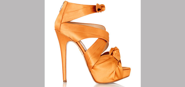 «شارلوت أوليمبيا»: حذاء مسائي من الساتان بـ3500 درهم.