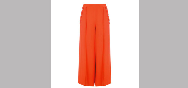 «إيميليو بوتشي»: سروال بقصّة واسعة وجيوب جانبية بـ3200 درهم.