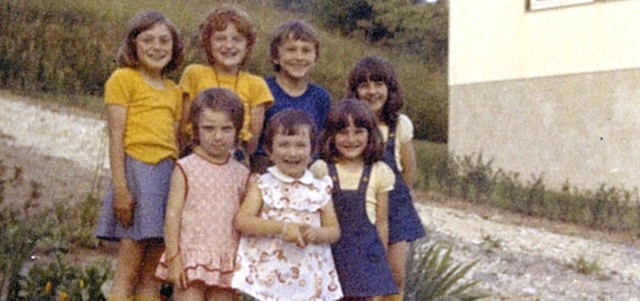 صورة أرشيفية تظهر فيها ميلانيا (الثانية من اليمين) مع أصدقائها في سلوفينيا. أ.ب