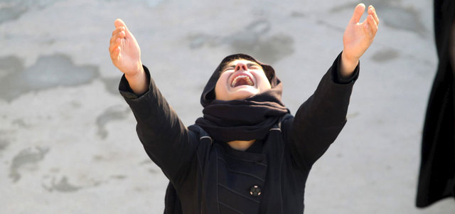 امرأة تبكي في النجف، خلال جنازة أحد أقربائها، والذي قتل بانفجار قنبلة في بغداد.   رويترز