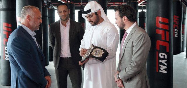 مكتوم بن محمد خلال افتتاحه صالة «يو أف سي» الرياضية. وام