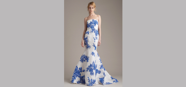 «مونيك لوليير»: فستان سهرة بطبعات ورود بـ25900 درهم في «بلومينغدليز».