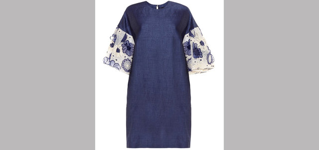 «سيمون كورسيلليني»: فستان قصير بأكمام من الأورغانزا المطرّز بـ775 درهماً في «بلومينغديلز».