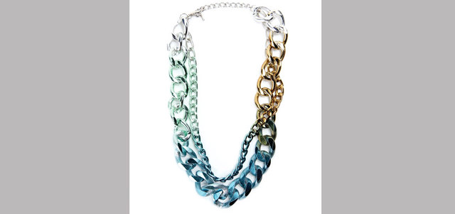 «سبلاش»: عقد بتصميم عصري متدرّج الألوان بـ45 درهماً.