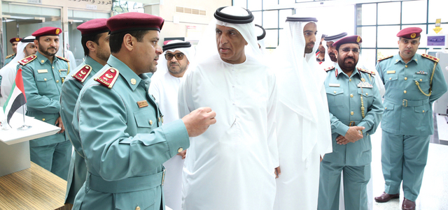 حاكم رأس الخيمة يستمع إلى شرح مفصل من اللواء علي عبدالله النعيمي عن إنجازات الشرطة خلال 2015. وام