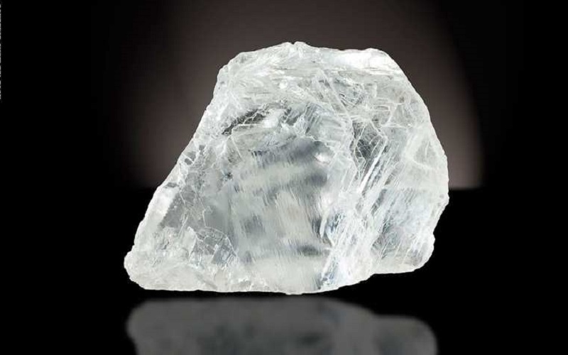 استغرق تحويل أكبر قطعة ألماس خام في العالم لما يقارب 47 ألف ساعة عمل لتحويلها إلى قطعة مجوهرات تزينها 11550 ألماسة.