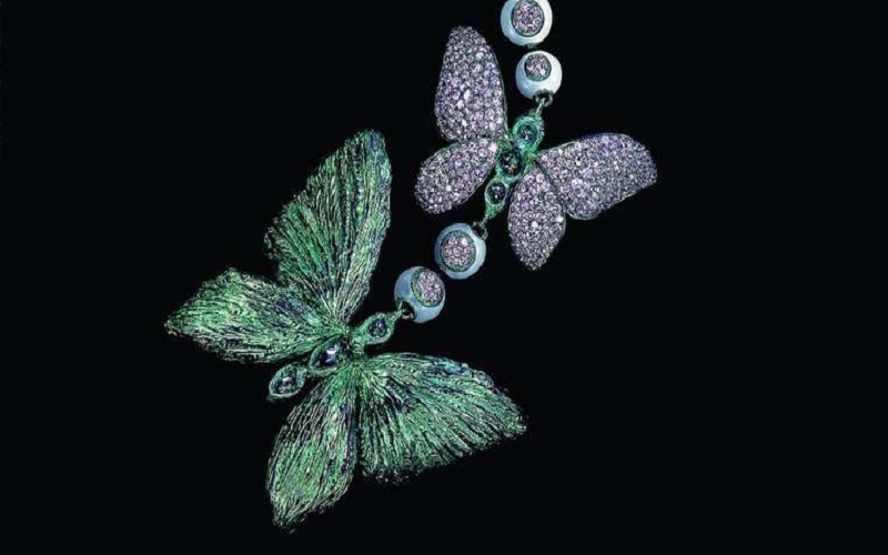 كما أضاف رمزا صينيا في النتيجة النهائية، واختار الفراشة، التي ترمز في الثقافي الصينية إلى الحب الأبدي.