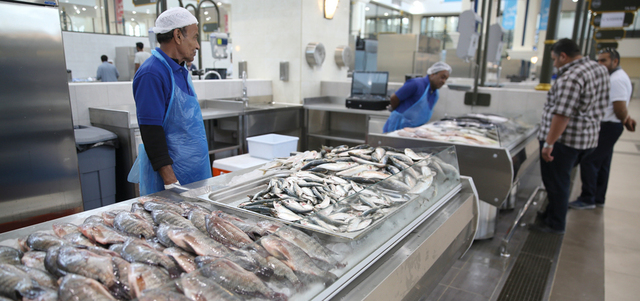 أسواق الأسماك شهدت ارتفاعاً في الأسعار بسبب قلة المعروض. تصوير: عبدالله حسن
