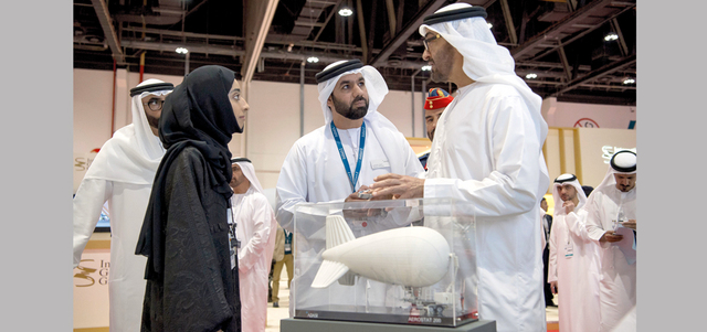 محمد بن زايد خلال استماعه من القائمين على الأجنحة والشركات إلى شرح حول الصناعات والتقنيات الجديدة. وام