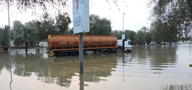 البلدية شفطت كميات كبيرة من المياه. الإمارات اليوم