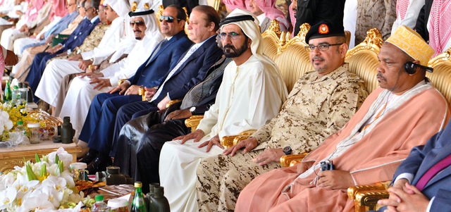 محمد بن راشد خلال المناورة الختامية العسكرية المشتركة لتمرين «رعد الشمال» لقوات دول التحالف التي جرت في مدينة الملك خالد العسكرية في منطقة حفر الباطن. وام