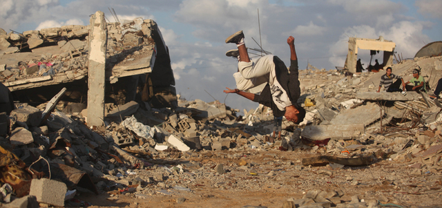 شباب غزة يمارسون رياضاتهم المفضلة فوق أنقاض بيوتهم المدمّرة. الإمارات اليوم