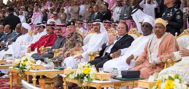 محمد بن زايد يتابع العرض العسكري في ختام تمرين «رعد الشمال». وام