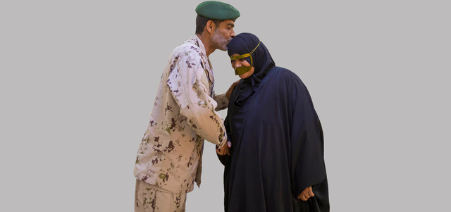 أحد أبناء آمنة المراشدة يقبّل رأسها. وام